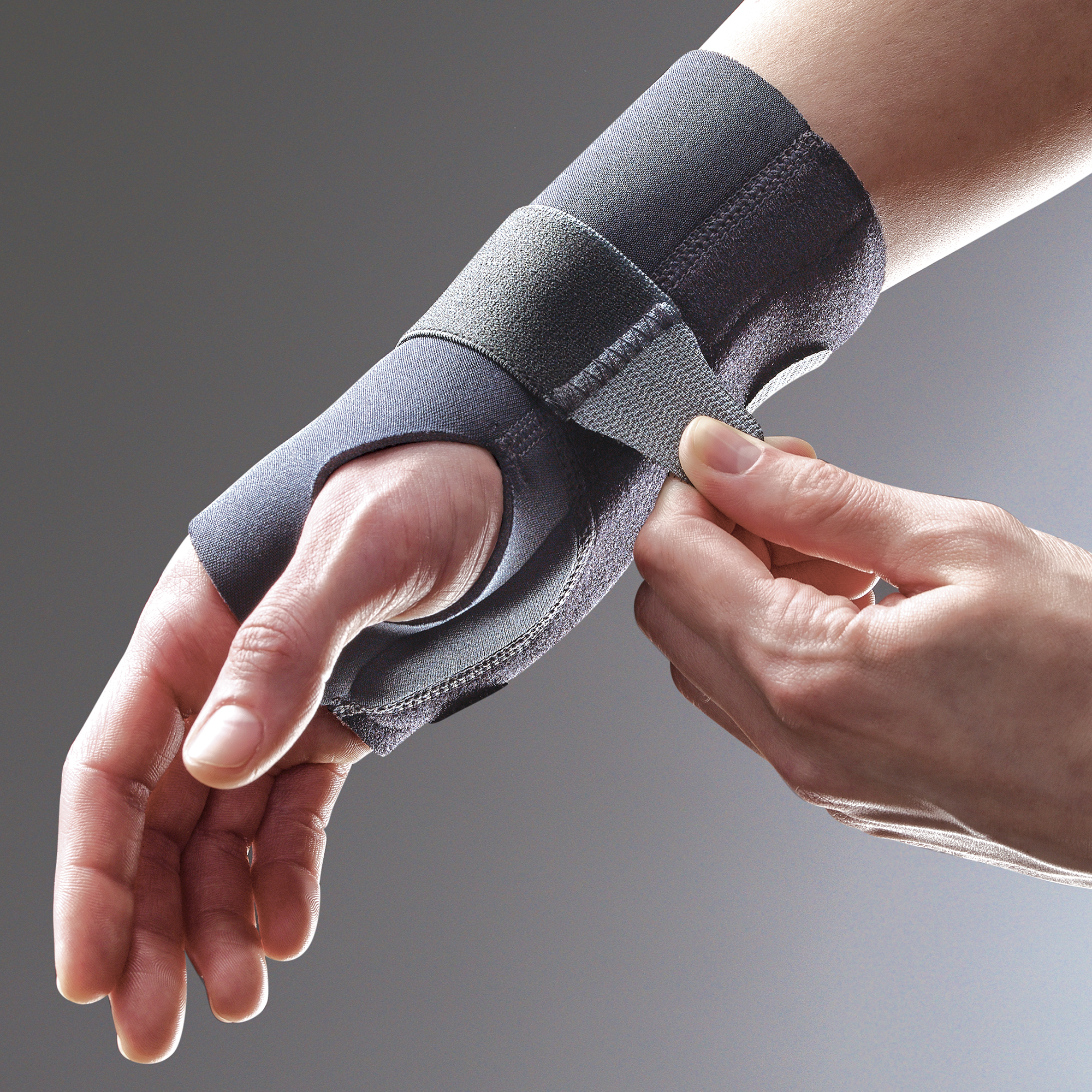 Futuro Wrist Compression Stabilising Brace Right Hand Small/Medium 1 each - Image 3