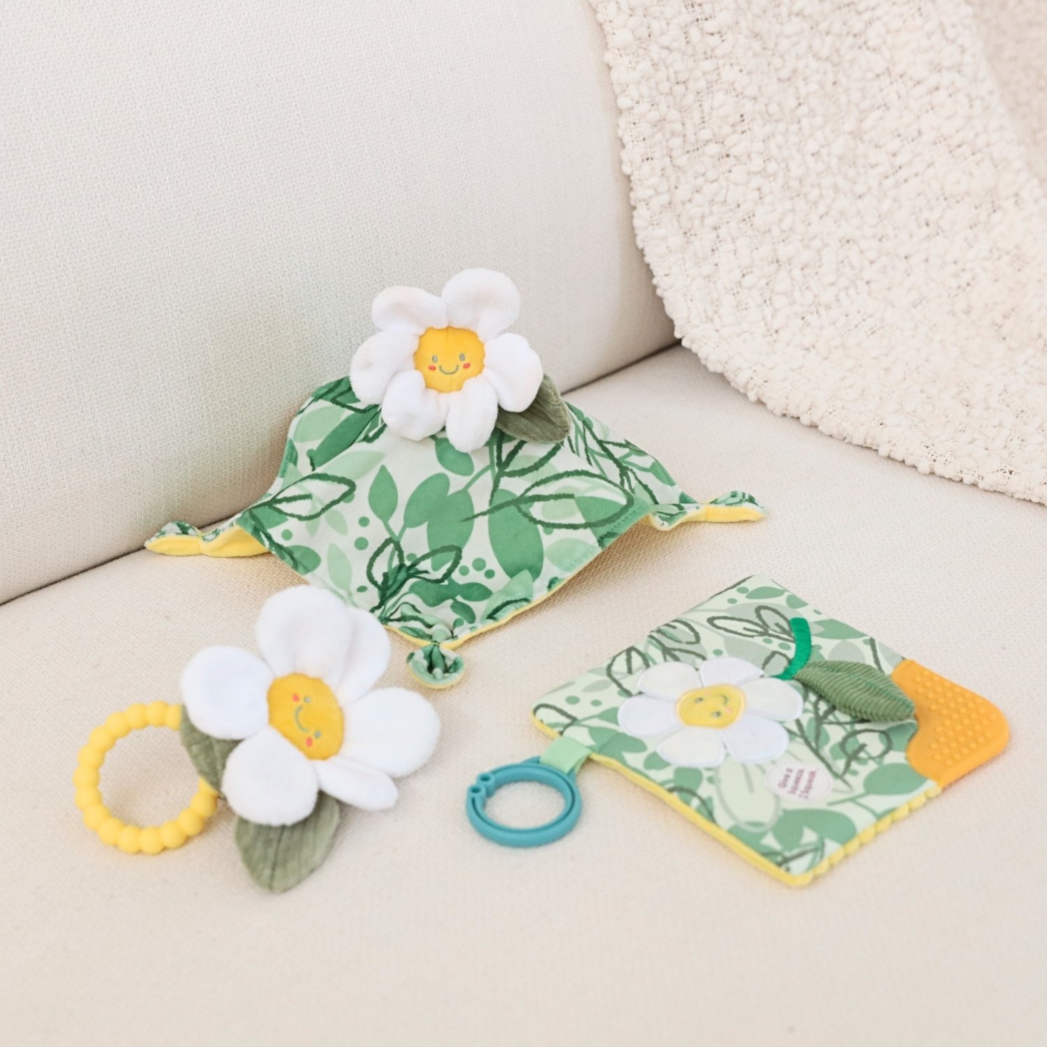 Mary Meyer Sweet Soothies Daisy Teether Rattle 1 each - Image 5