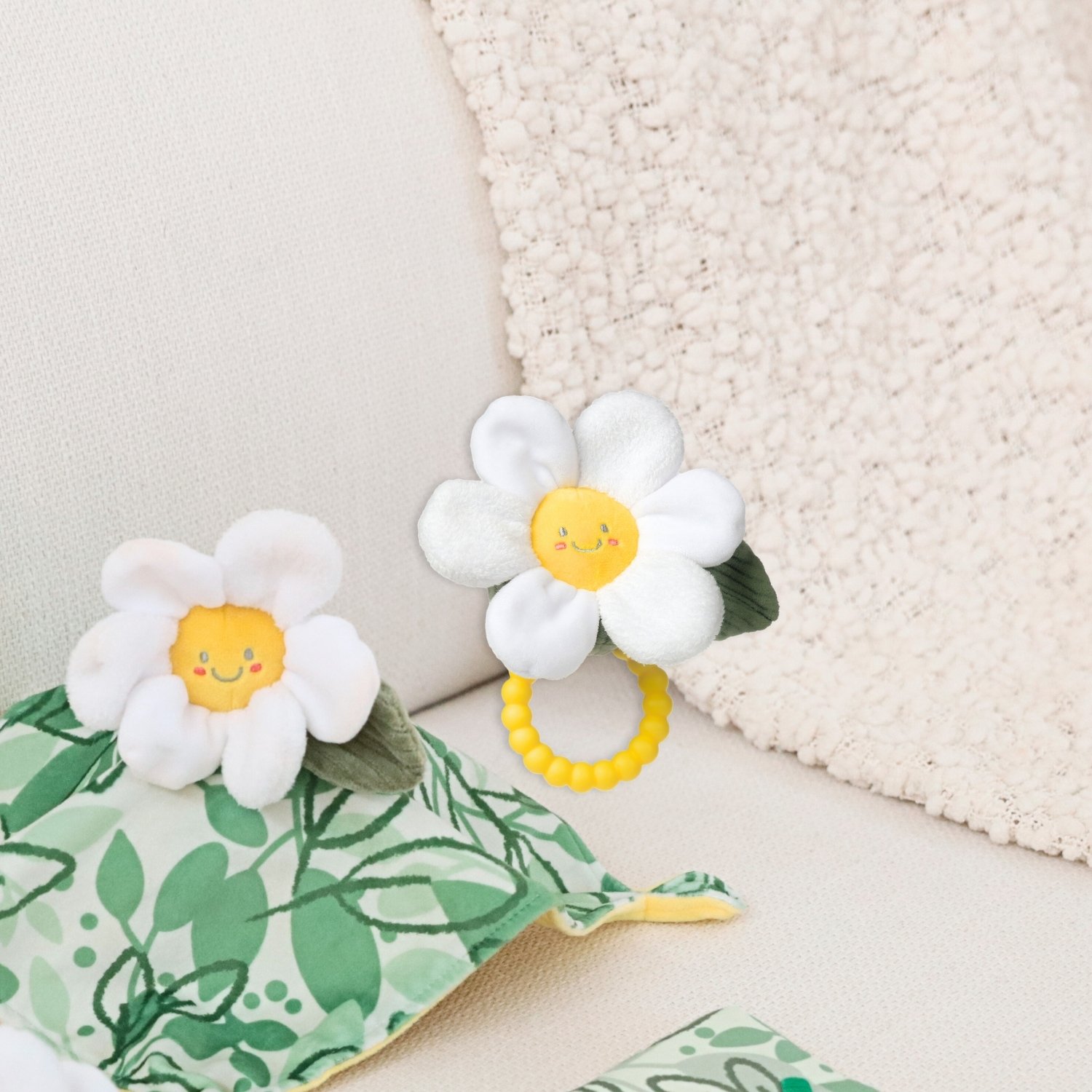 Mary Meyer Sweet Soothies Daisy Teether Rattle 1 each - Image 4